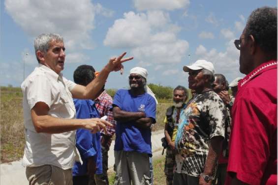 Des villageois en ville