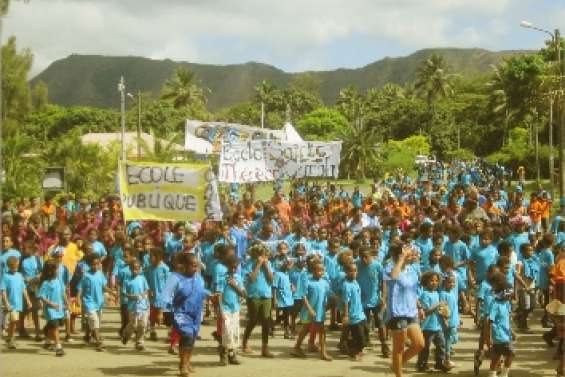 Un arc-en-ciel d'écoliers