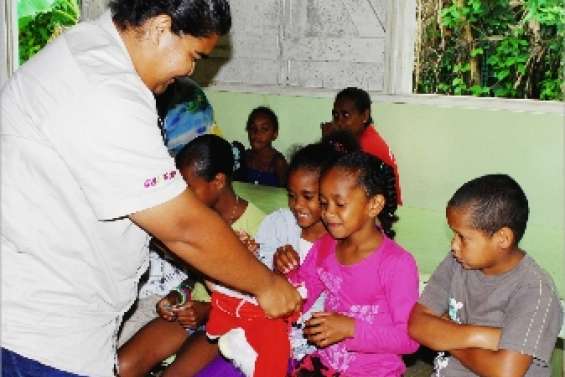 Le père Noël descend du car