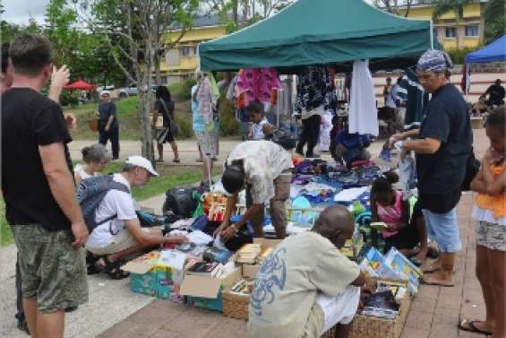 Le premier vide-greniers attire