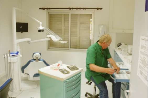 Le dentiste a le sourire