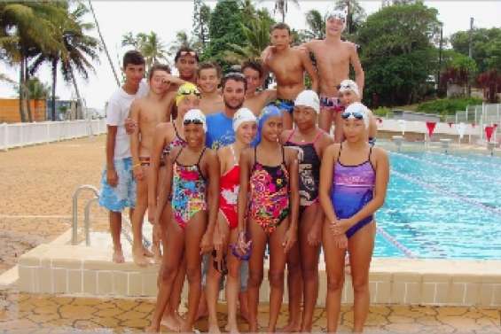 Des nageurs en immersion