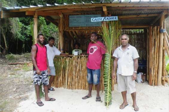 La tribu prend la piscine en main
