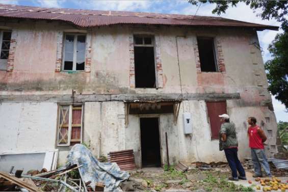Un maître à la ferme-école