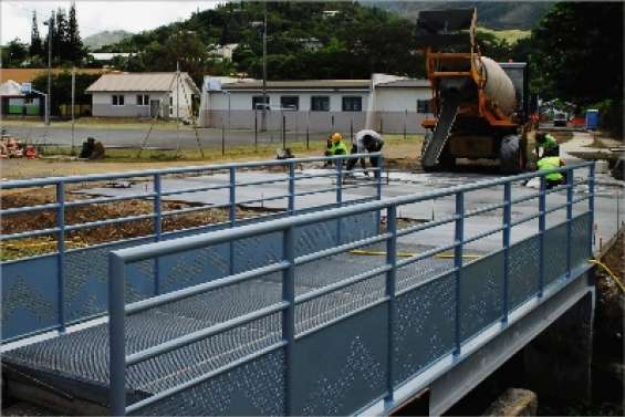 Une passerelle vers l'école