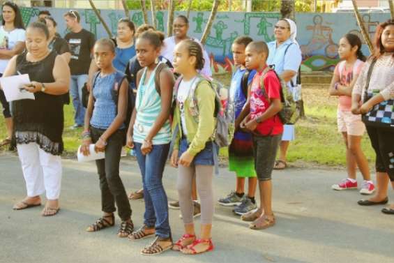Des collégiens chez les petits