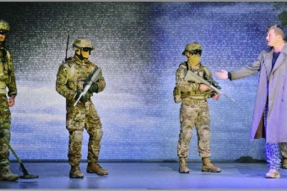 Des soldats en guise d'acteurs