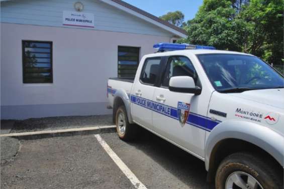 La police de Plum a un an