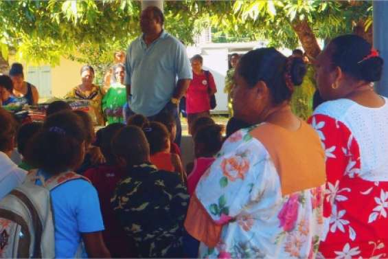 Tous ensemble sous le faré