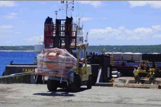 Une barge  d'urgence à quai