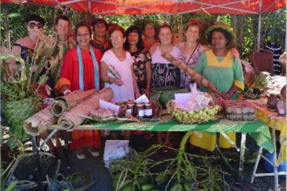 Femme et coco à la fête