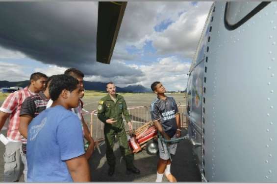 Des élèves sur  la base aérienne