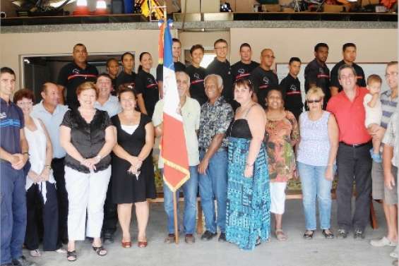 Le Calife salue les pompiers