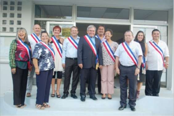 Dix adjoints et trois groupes