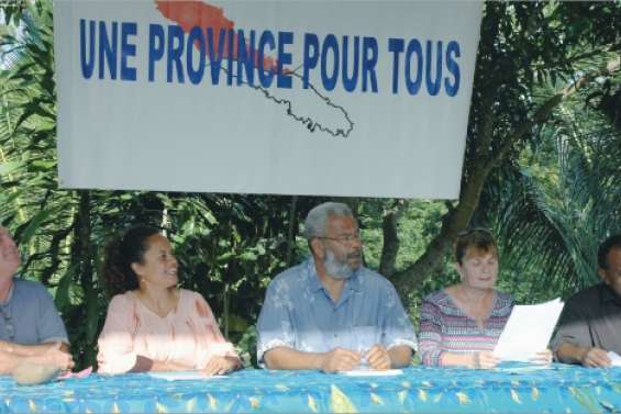 Pour tous mais divisés