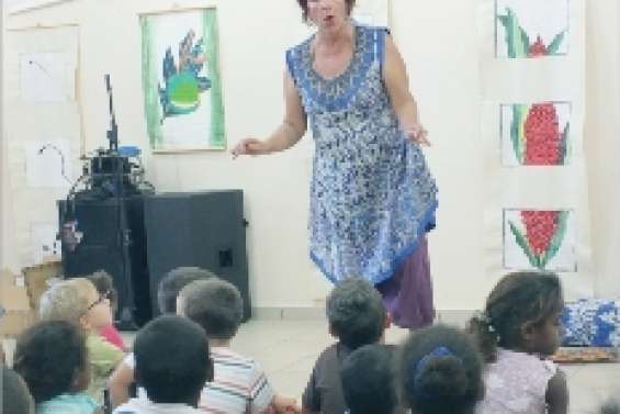 La conteuse donne  sa langue aux chats