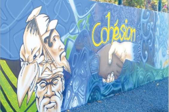 La fresque attire les curieux