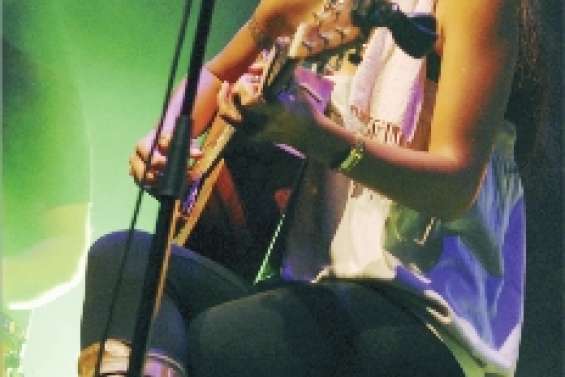 Des Cagous  sur une scène kiwie