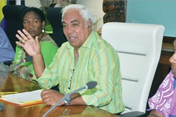 Hnepeune dans un fauteuil