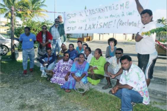 Les parents manifestent