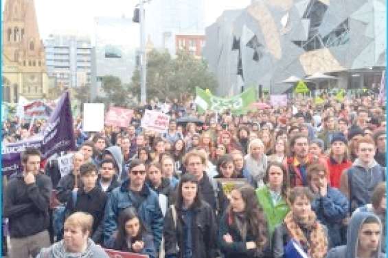 Etudiants et retraités dans la rue