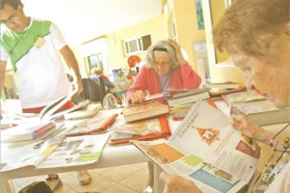 Des livres sur un plateau
