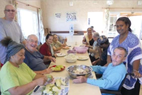 Les retraités jouent aux cuisiniers