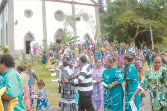 Une procession, mille couleurs