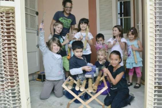 Ils tapent sur des bambous