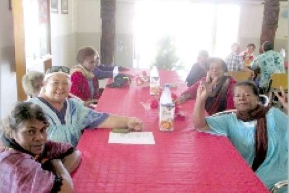 Les anciens à table