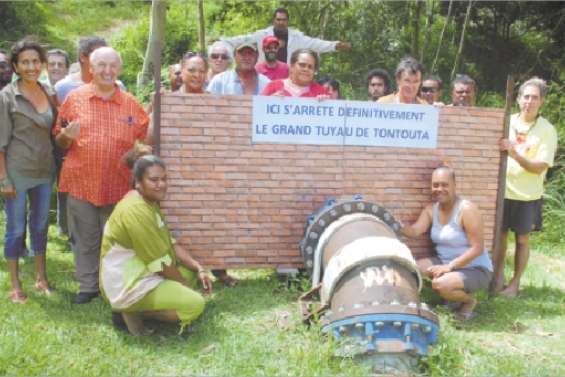 Le tuyau entre deux eaux