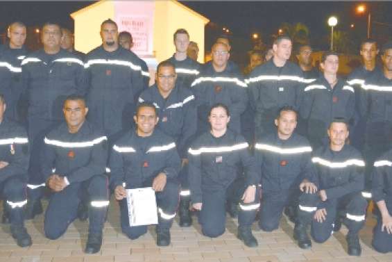 Treize pompiers distingués
