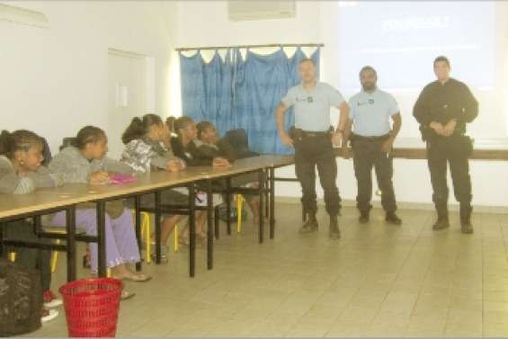 Les gendarmes se dévoilent au collège