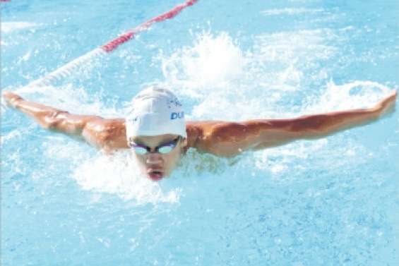 Dumbéa natation sur une bonne vague