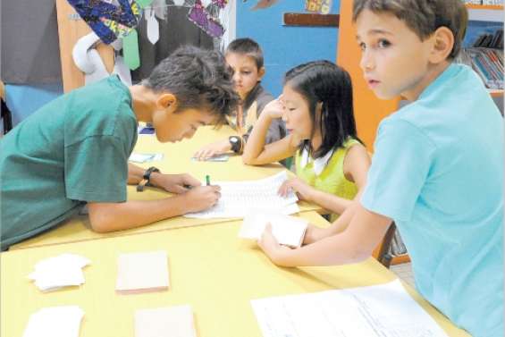 Des élèves aux urnes