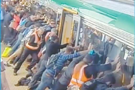 Un voyageur dégagé par les passagers