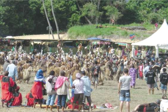 Vieux-Touho se plie en deux