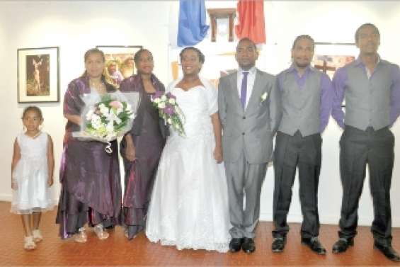 Le soleil éclaire la cour