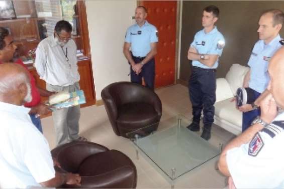 La gendarmerie présente  sa coutume