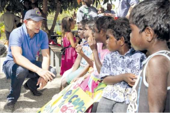 Abbott dans un village aborigène