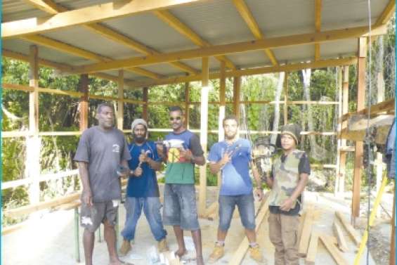 Des sanitaires à la piscine naturelle