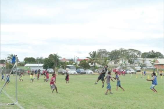 300 jeunes sur les terrains