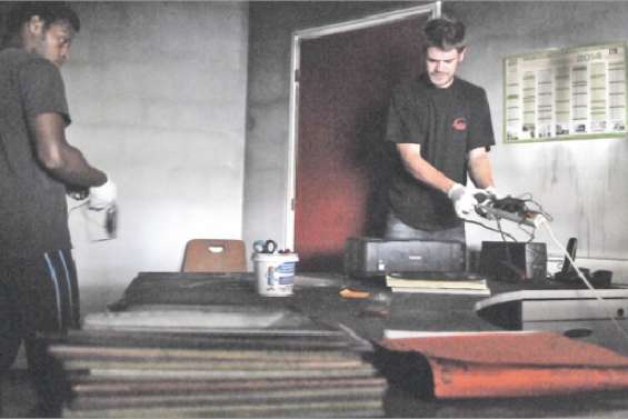 Les mains dans la suie