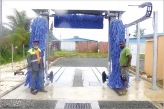 Un centre de lavage pour autos à Wé