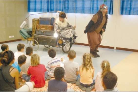 Les « Poulets guerriers » s'attaquentà la médiathèque