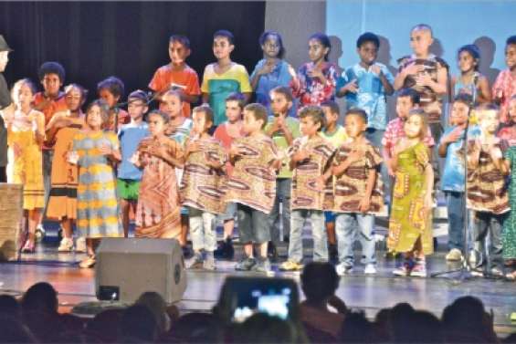 600 enfants sont montés sur scène