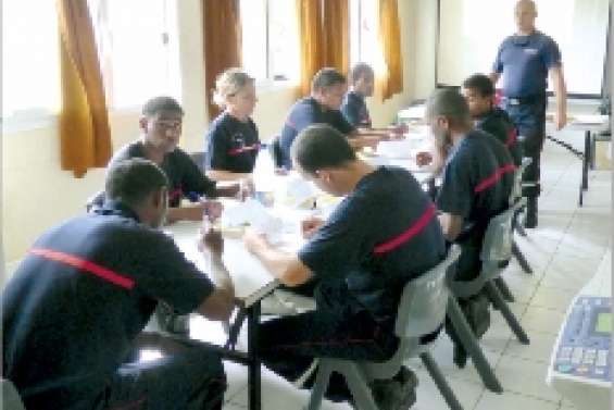 Apprentis pompiers en formation