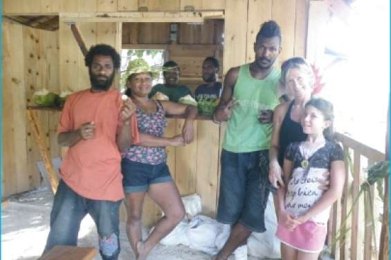 Pause repas à la piscine naturelle