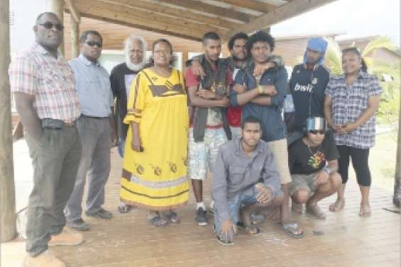 Ils vont rénover une case kanak au Vanuatu