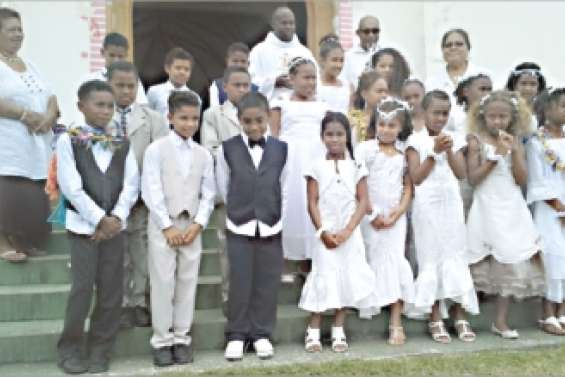 Vingt premières communions  à la mission